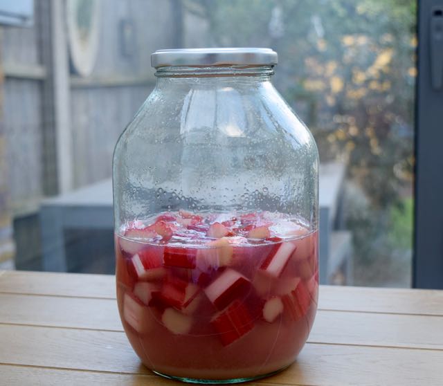 Rhubarb-gin-recipe-lucyloves-foodblog