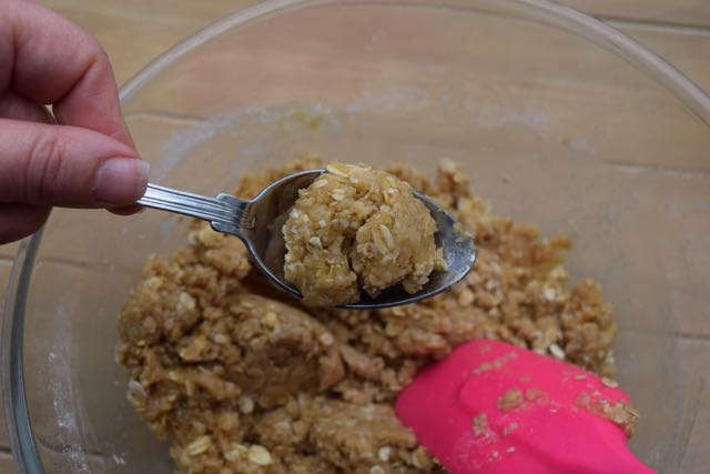 Anzac-biscuits-recipe-lucyloves-foodblog