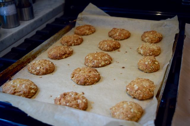 Anzac-biscuits-recipe-lucyloves-foodblog