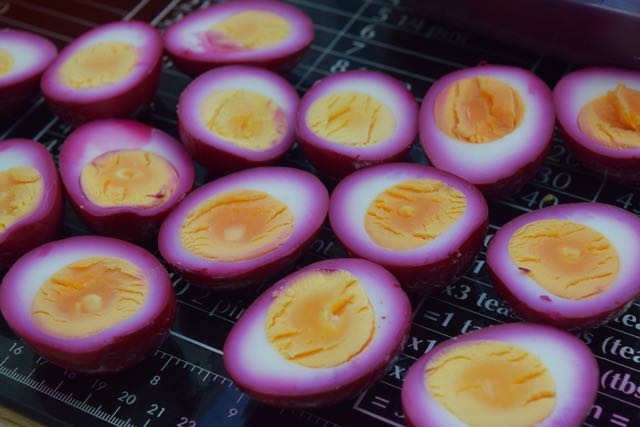 Beetroot-devilled-eggs-recipe-lucyloves-foodblog