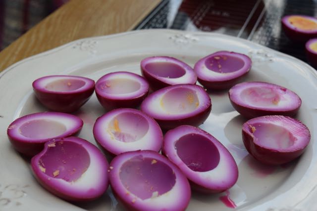 Beetroot-devilled-eggs-recipe-lucyloves-foodblog
