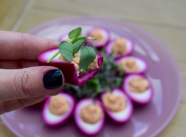 Beetroot-devilled-eggs-recipe-lucyloves-foodblog