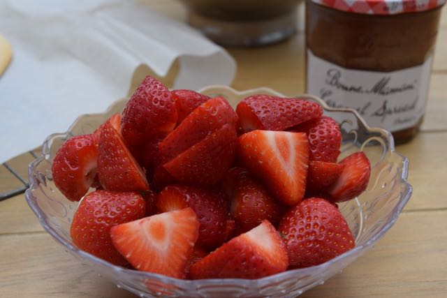 SImple-caramel-strawberry-tart-recipe-lucyloves-foodblog