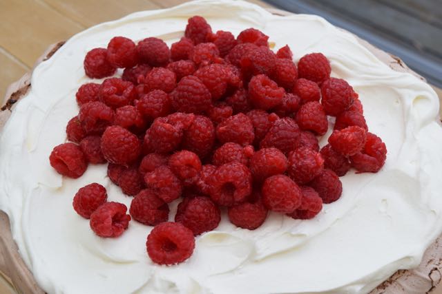 Raspberry-chocolate-pavlova-recipe-lucyloves-foodblog