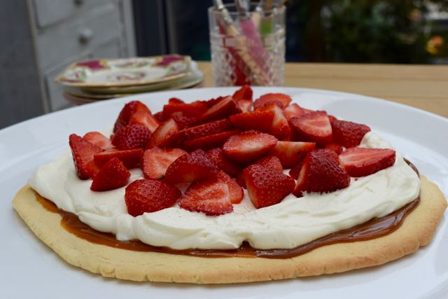 Simple-caramel-strawberry-tart-recipe-lucyloves-foodblog