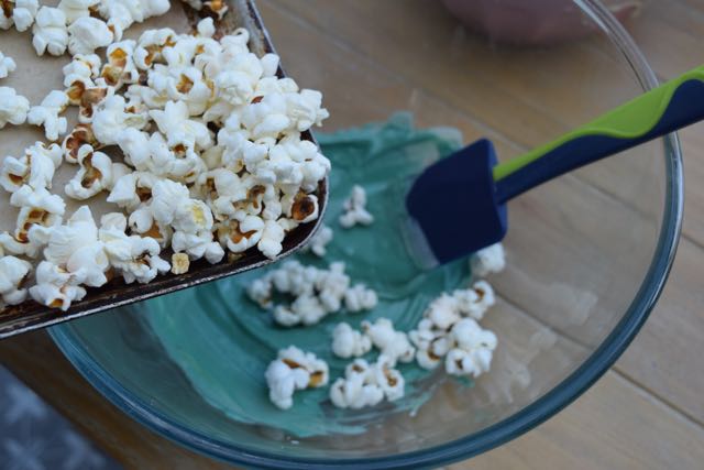 Spooky-white-chocolate-popcorn-recipe-lucyloves-foodblog