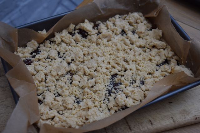 Mincemeat-crumble-slice-recipe-lucyloves-foodblog