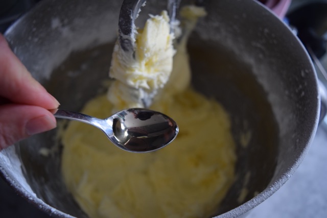 Lemon-elderflower-cupcakes-recipe-lucyloves-foodblog