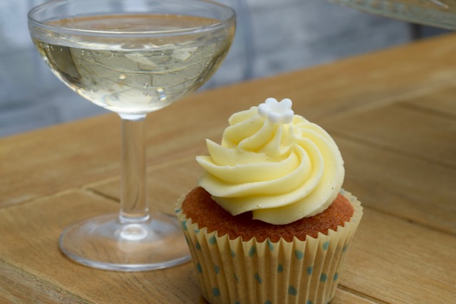 Lemon-elderflower-cupcakes-recipe-lucyloves-foodblog