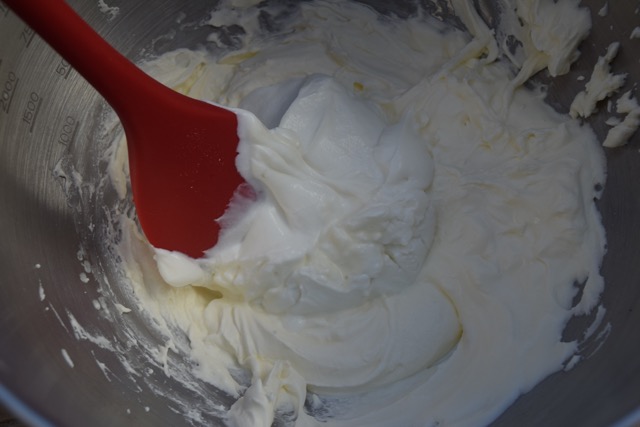 Rhubarb-meringue-traybake-recipe-lucyloves-foodblog