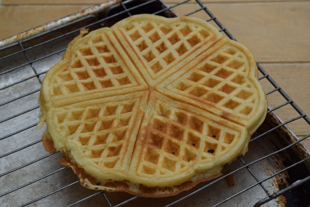 Fried-chicken-waffles-sriracha-maple-sryup-lucyloves-foodblog