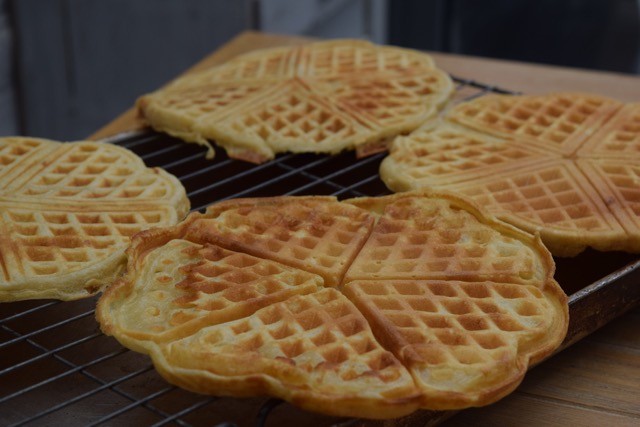 Fried-chicken-waffles-sriracha-maple-syrup-recipe-lucyloves-foodblog