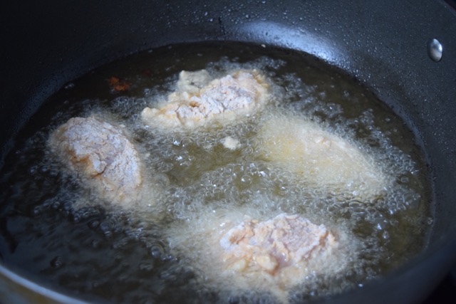 Fried-chicken-waffles-sriracha-maple-syrup-recipe-lucyloves-foodblog