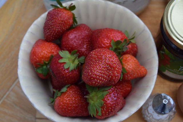 Strawberry-oat-bars-recipe-lucyloves-foodblog