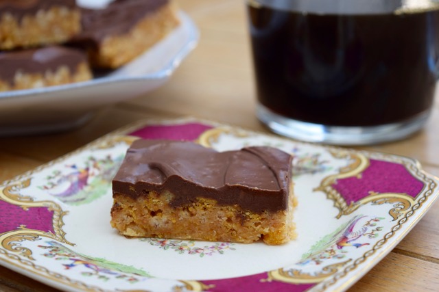 Peanut-chocolate-crispy-slice-recipe-lucyloves-foodblog