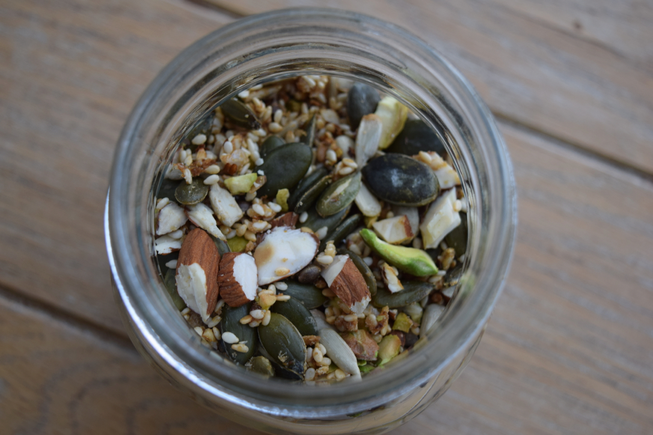 EasiYo-yoghurt-nut-seed-breakfast-bowl-recipe-lucyloves-foodblog