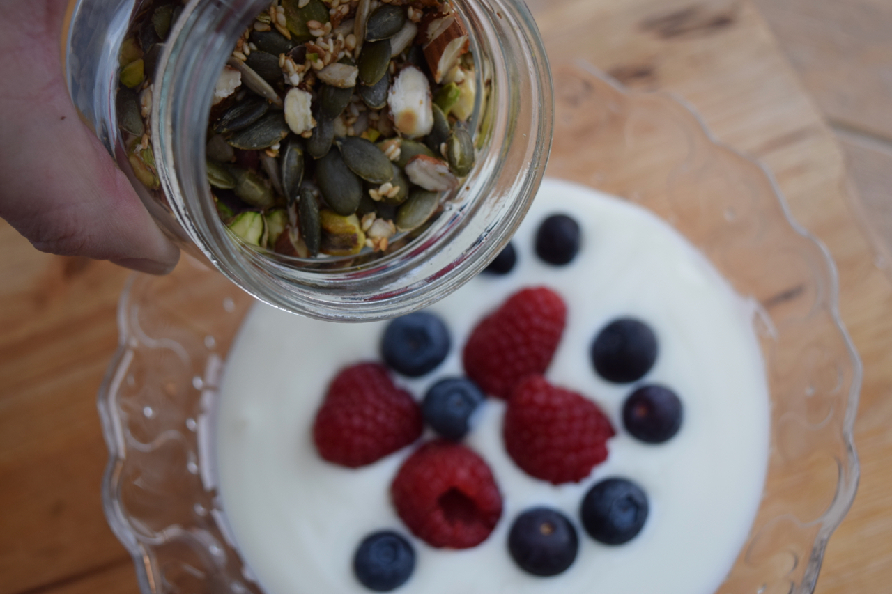 EasiYo-yoghurt-nut-seed-breakfast-bowl-reciep-lucyloves-foodblog