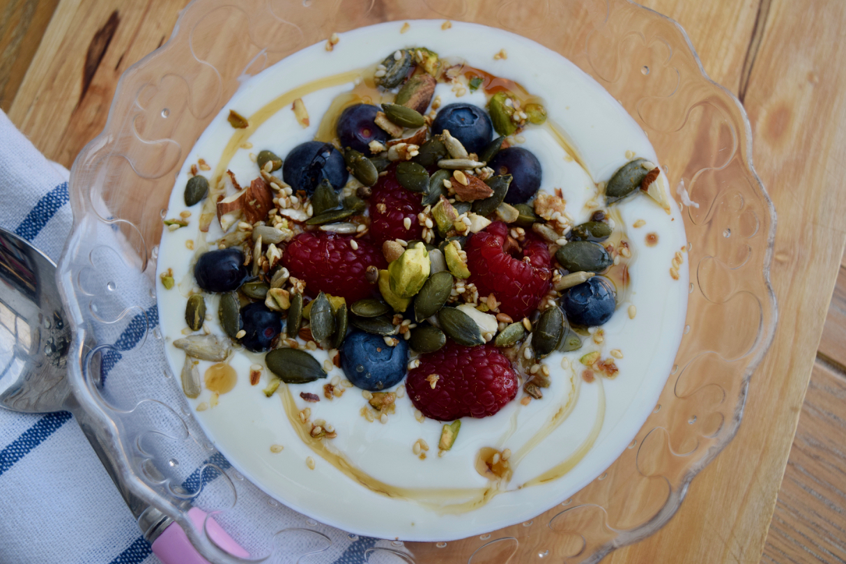 EasiYo-yoghurt-nut-seed-breakfast-bowl-recipe-lucyloves-foodblog