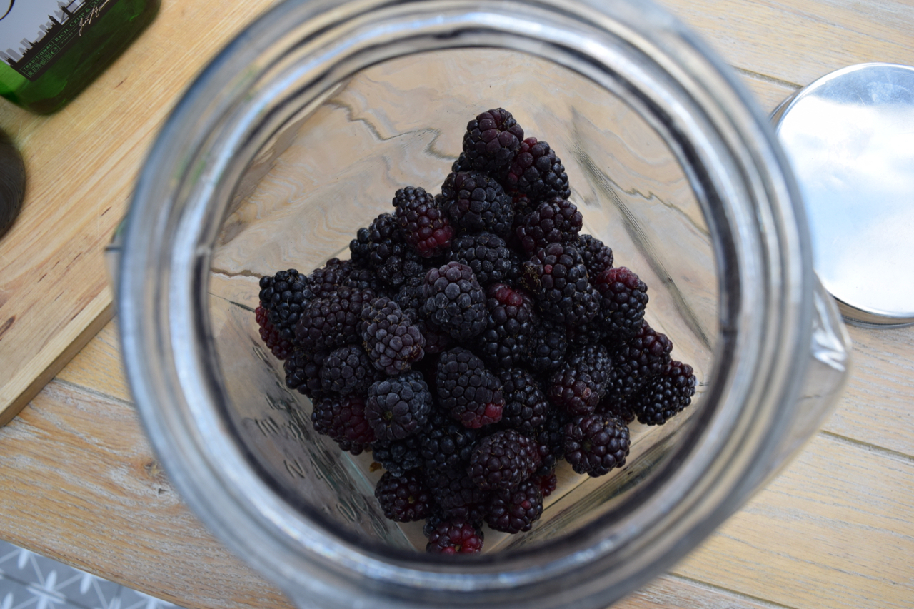 Homemade-blackberry-liqueur-recipe-lucyloves-foodblog