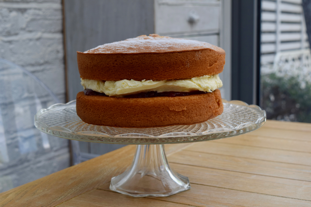 Victoria-sponge-recipe-lucyloves-foodblog