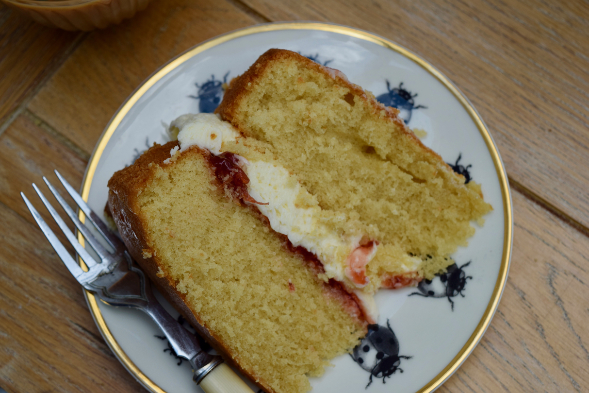 Classic-victoria-sponge-recipe-lucyloves-foodblog