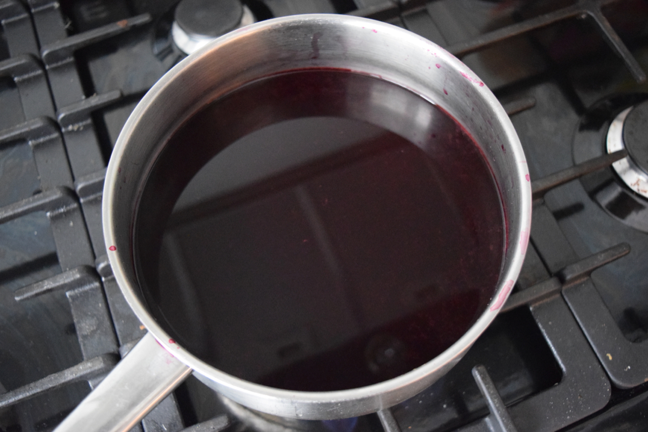 Homemade-blackberry-liqueur-recipe-lucyloves-foodblog