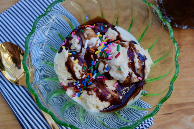 Evaporated milk ice cream with chocolate sauce