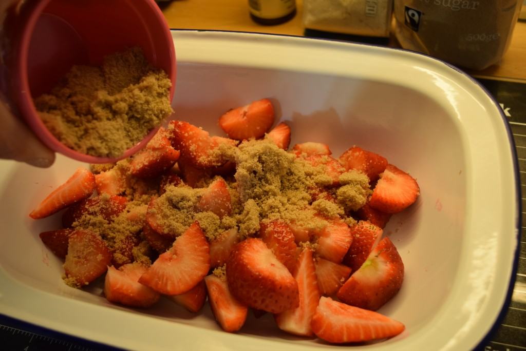 Strawberry-crumble-lucyloves-foodblog