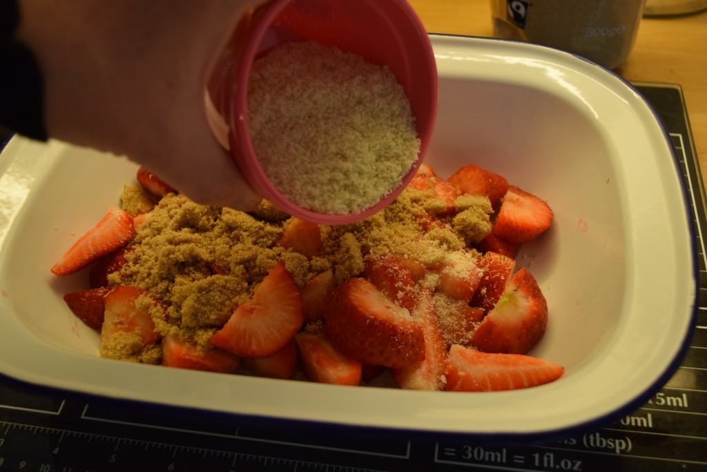 Strawberry-crumble-lucyloves-foodblog