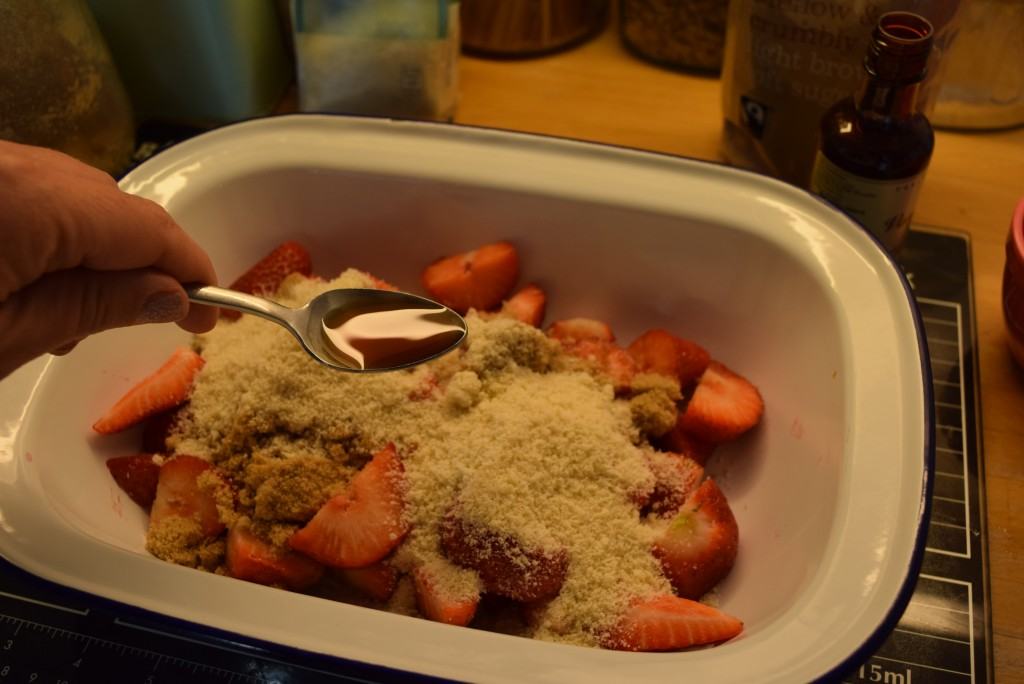 Strawberry-crumble-lucyloves-foodblog