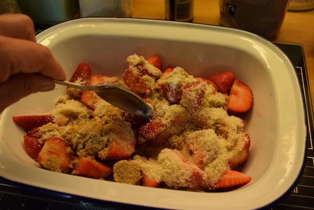 Strawberry-crumble-lucyloves-foodblog