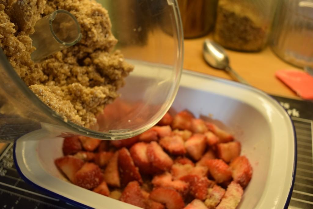 Strawberry-crumble-lucyloves-foodblog
