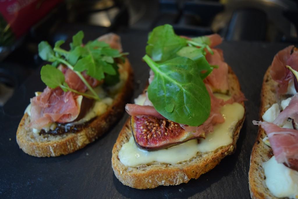 Fig-goats-cheese-tartines-lucyloves-foodblog