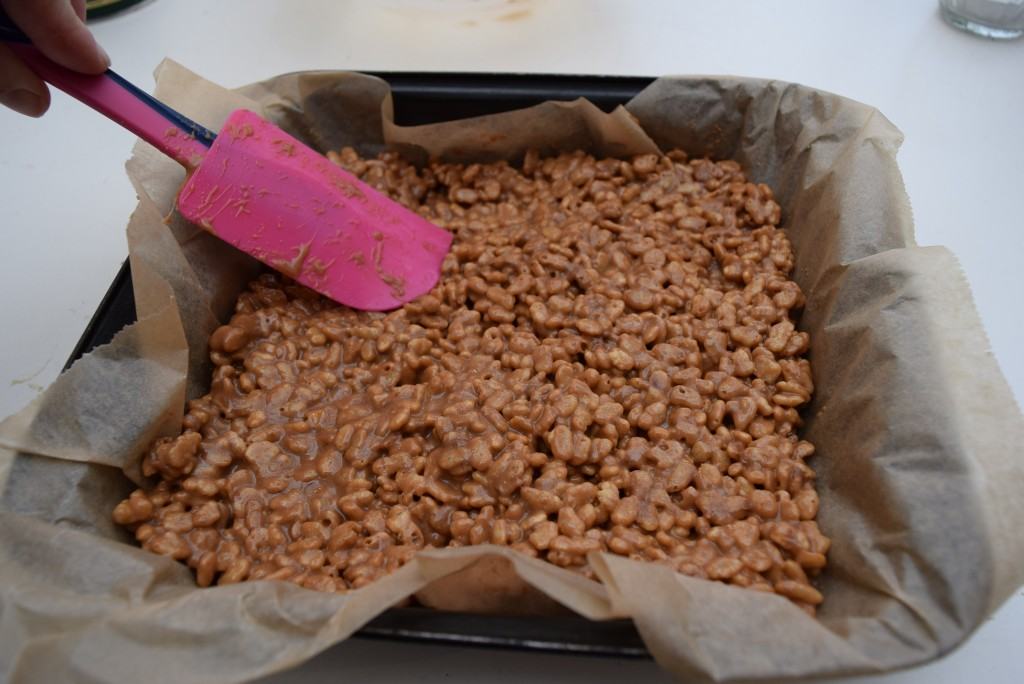 Mars-bar-krispie-slab-recipe-lucyloves-foodblog