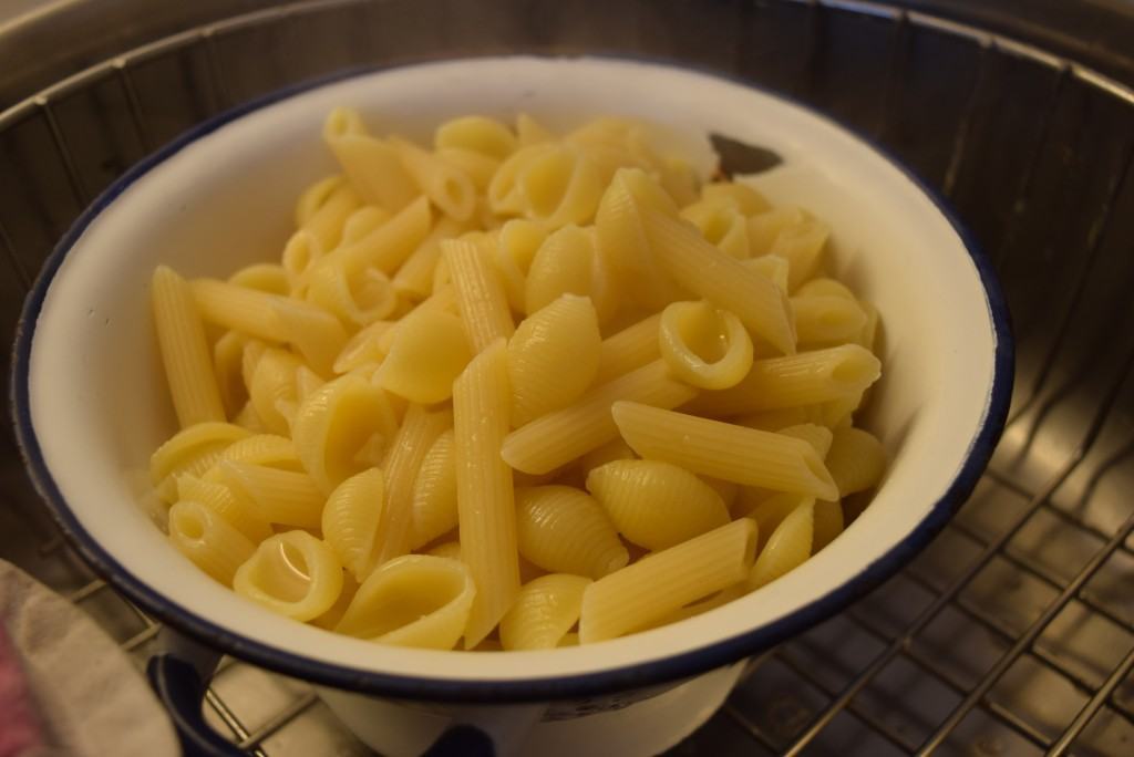 Avocado-tomato-basil-pasta-lucyloves-foodblog