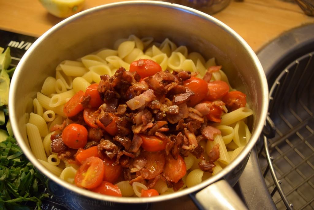 Avocado-tomato-basil-pasta-lucyloves-foodblog