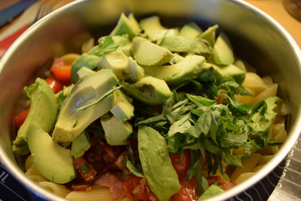 Avocado-tomato-basil-pasta-lucyloves-foodblog