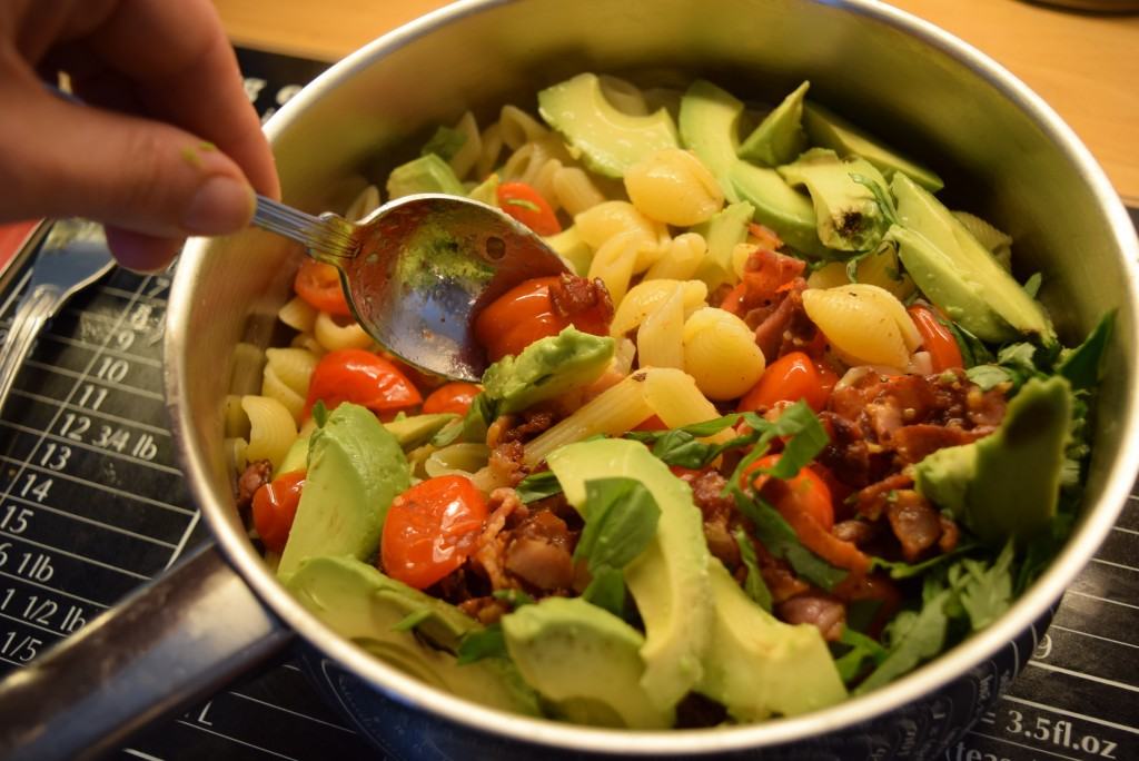 Avocado-tomato-basil-pasta-lucyloves-foodblog