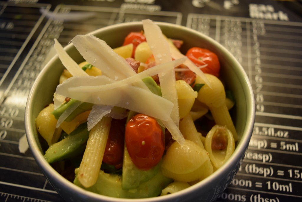 Avocado-tomato-basil-pasta-lucyloves-foodblog