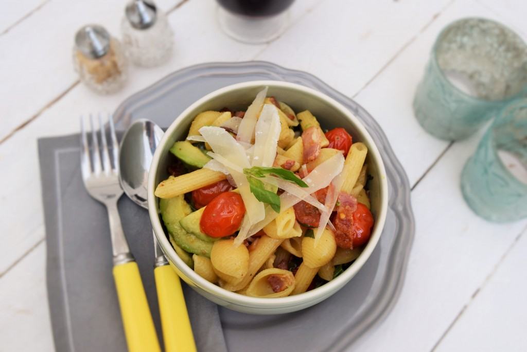 Avocado-tomato-basil-pasta-lucyloves-foodblog