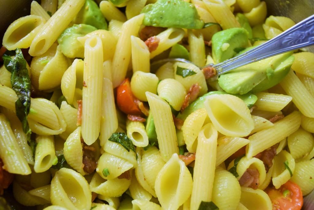 Avocado-tomato-basil-pasta-lucyloves-foodblog