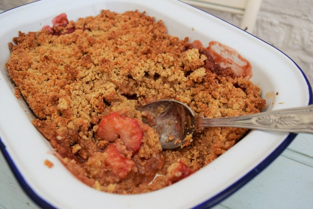 Strawberry-crumble-lucyloves-foodblog