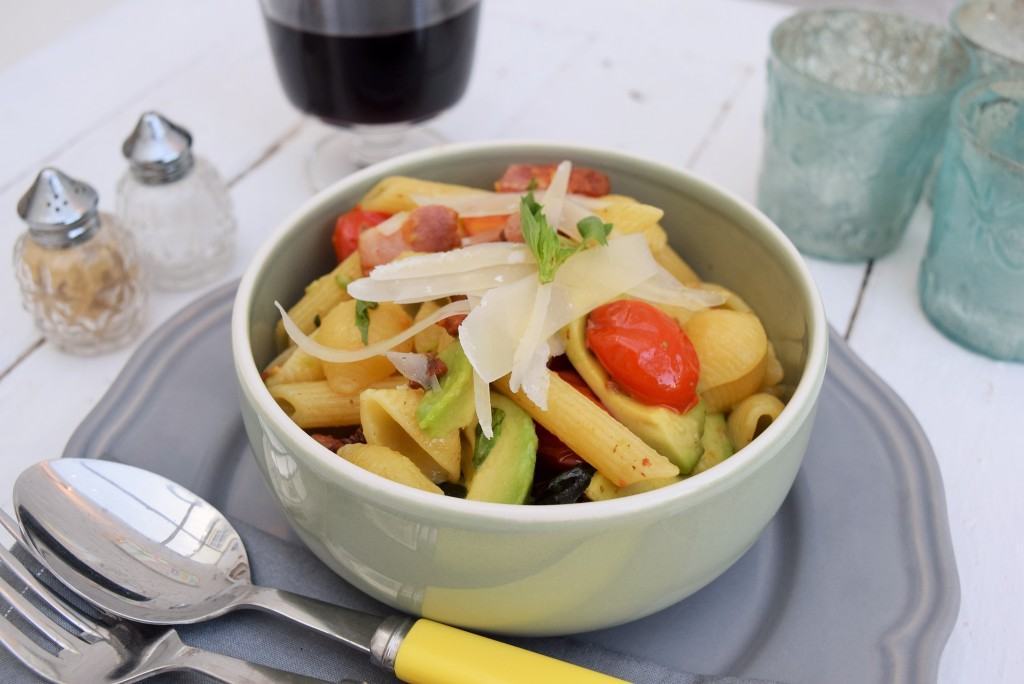 Avocado-tomato-basil-pasta-lucyloves-foodblog