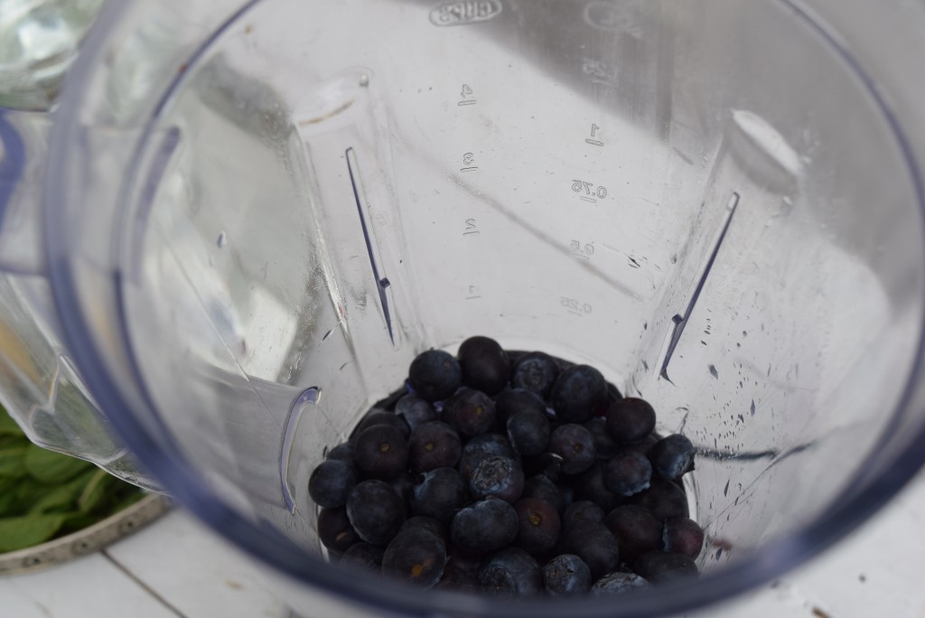 Blueberry-vodka-lemonade-lucyloves-foodblog