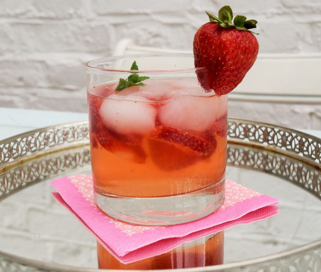 Strawberry-gin-smash-lucyloves-foodblog