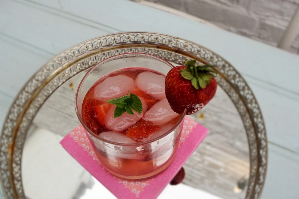 Strawberry-gin-smash-lucyloves-foodblog
