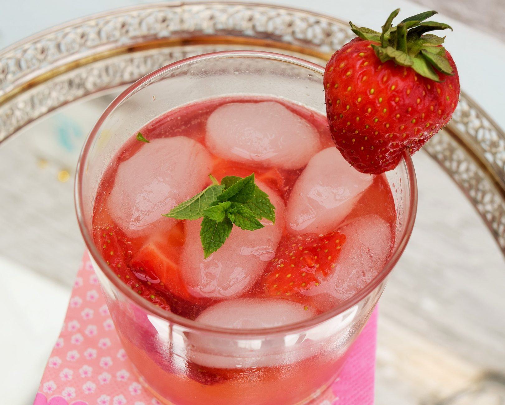 Strawberry-gin-smash-lucyloves-foodblog