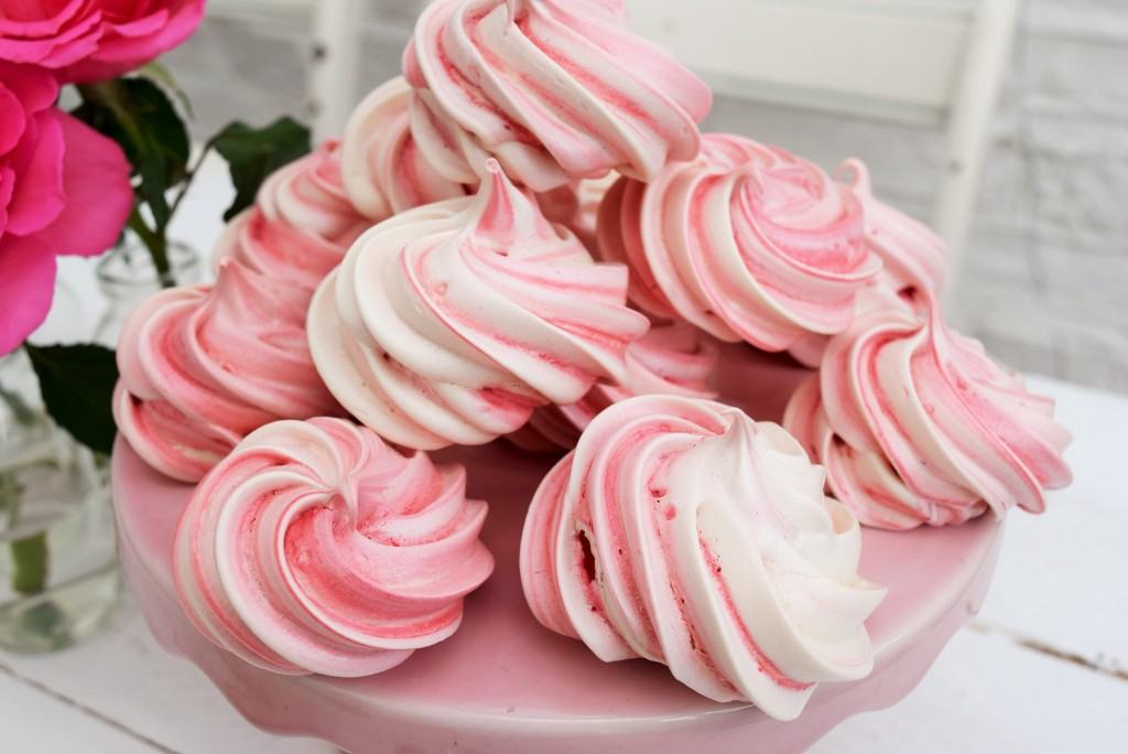 Pretty-pastel-meringues-lucyloves-foodblog