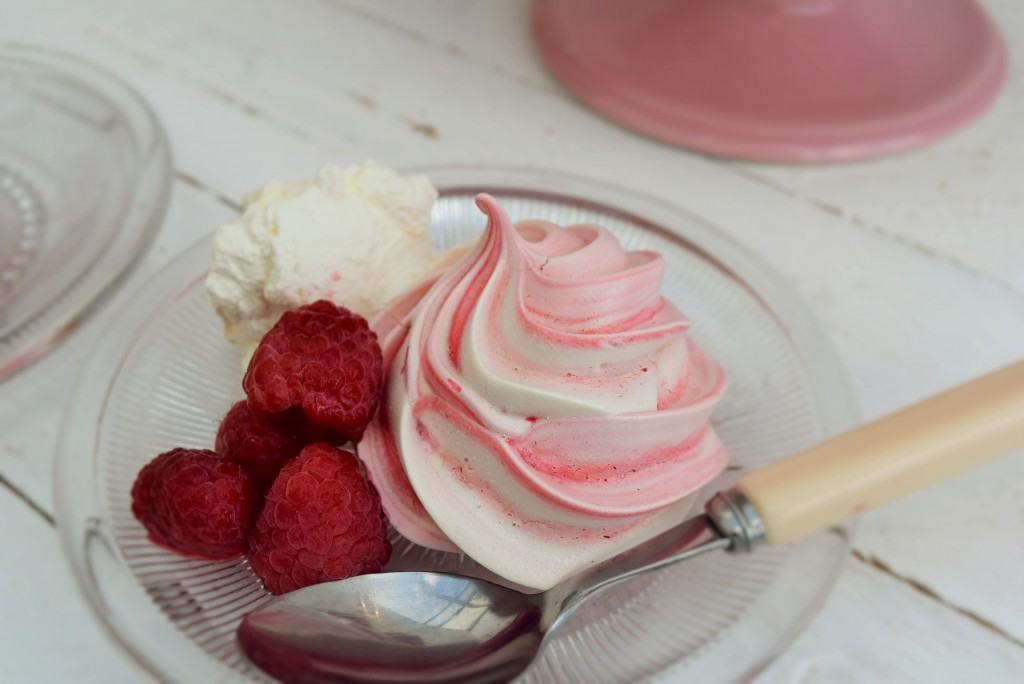 Pretty-pastel-meringues-lucyloves-foodblog