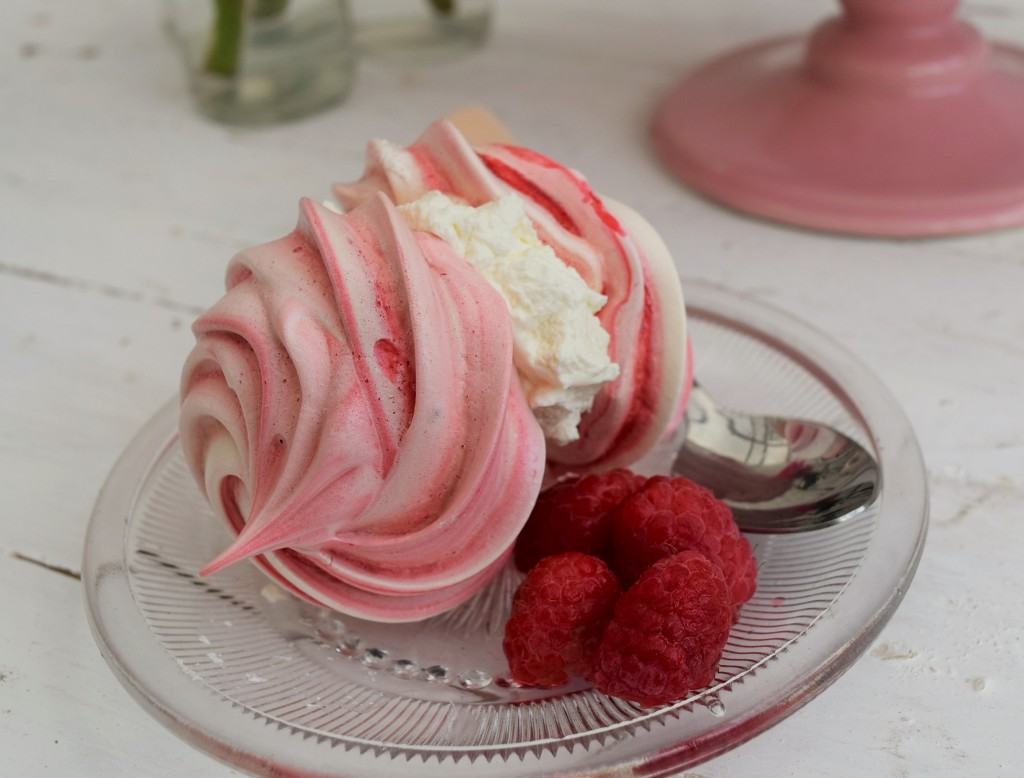 Pretty-pastel-meringues-lucyloves-foodblog